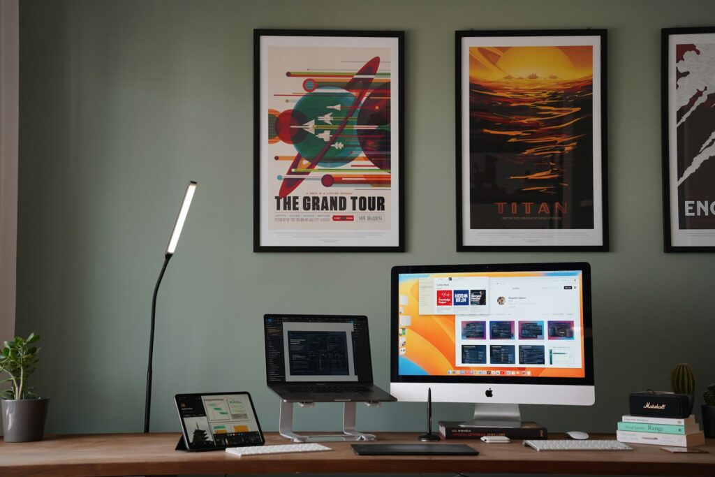 desk setup with mac book